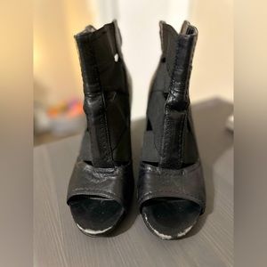 Nine West women’s strappy heels!